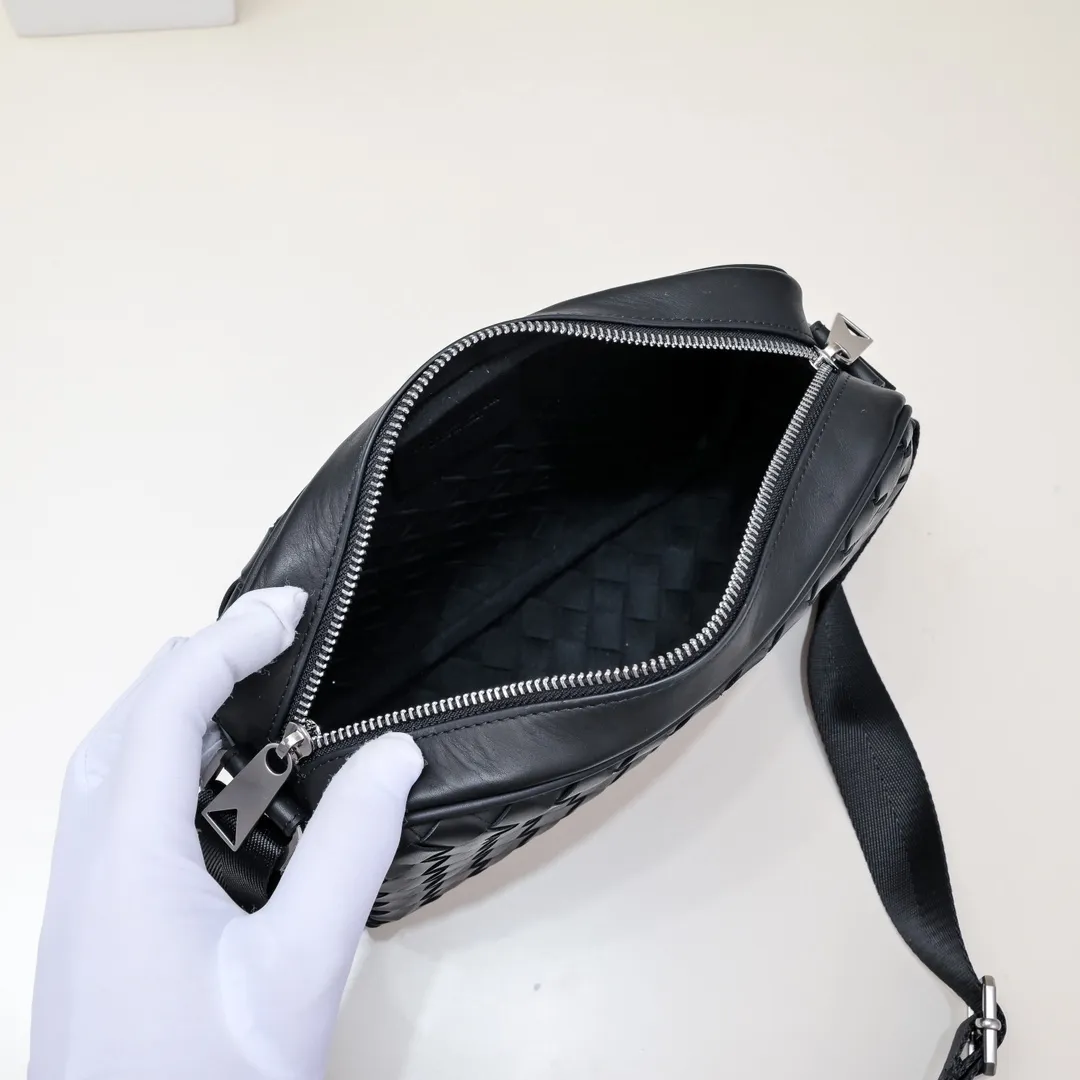 Batch 960 lntrecciato woven cow leather crossbody bag. Zipper opening and closing, the space is too big. It meets the daily needs of going out on the street. Mobile phone 📱 wallet 👛 power bank 🔋 There is no problem with the weaving process. The texture of the upper body 🔝 is very high-end. It is indispensable for going out. 66525# Size: 24.5×15×6cm Color: Black#